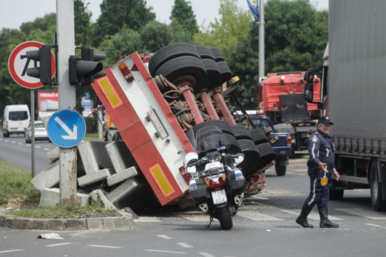 FOTO Prevrnuti kamion blokirao promet na istoku Zagreba