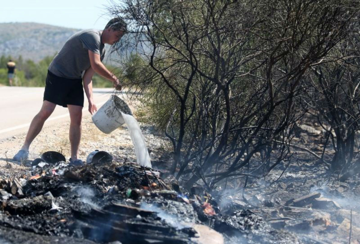 U ZADNJI TREN SPAŠENE KUĆE Pogledajte kako su i turisti pomagali ugasiti požar kod Šibenika