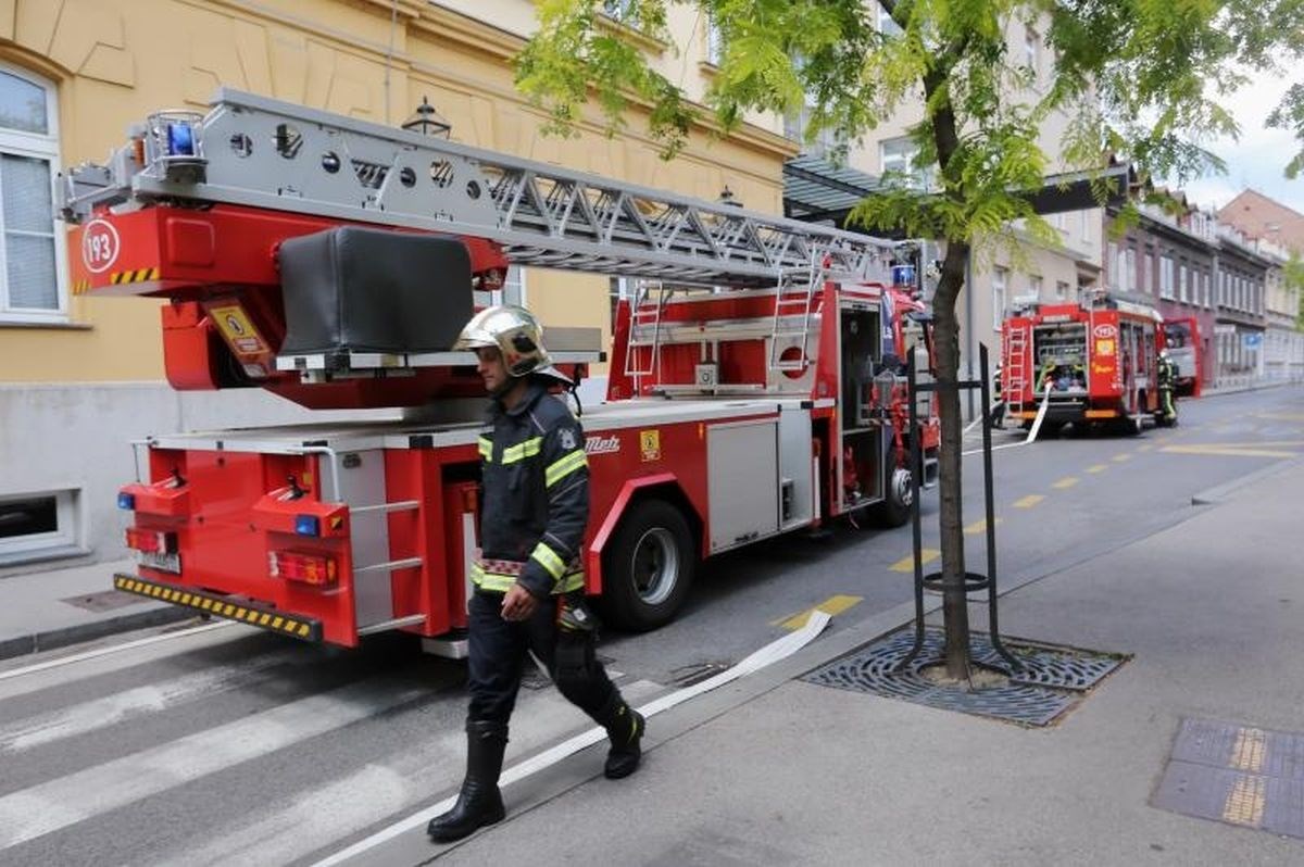 FOTO U Centru Kaptol se dimilo iz strojarnice, evakuirani posjetitelji i djelatnici