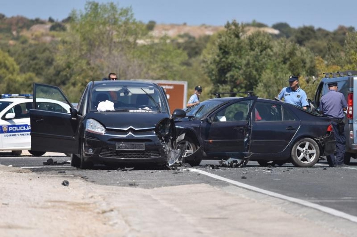TEŠKA NESREĆA KOD ROGOZNICE Sudarila se tri automobila, više osoba ozlijeđeno