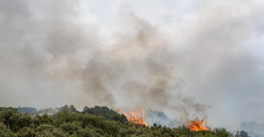 FOTO Buknuo požar kod Dubrovnika, na terenu 34 vatrogasca