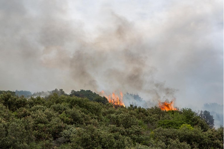FOTO Buknuo požar kod Dubrovnika, na terenu 34 vatrogasca