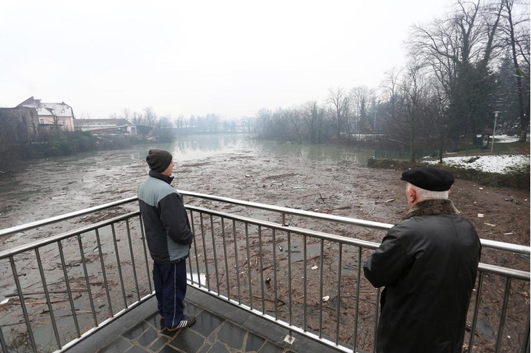FOTO, VIDEO Izlila se Dobra u Ogulinu, u Karlovcu na snazi redovne mjere obrane od poplava