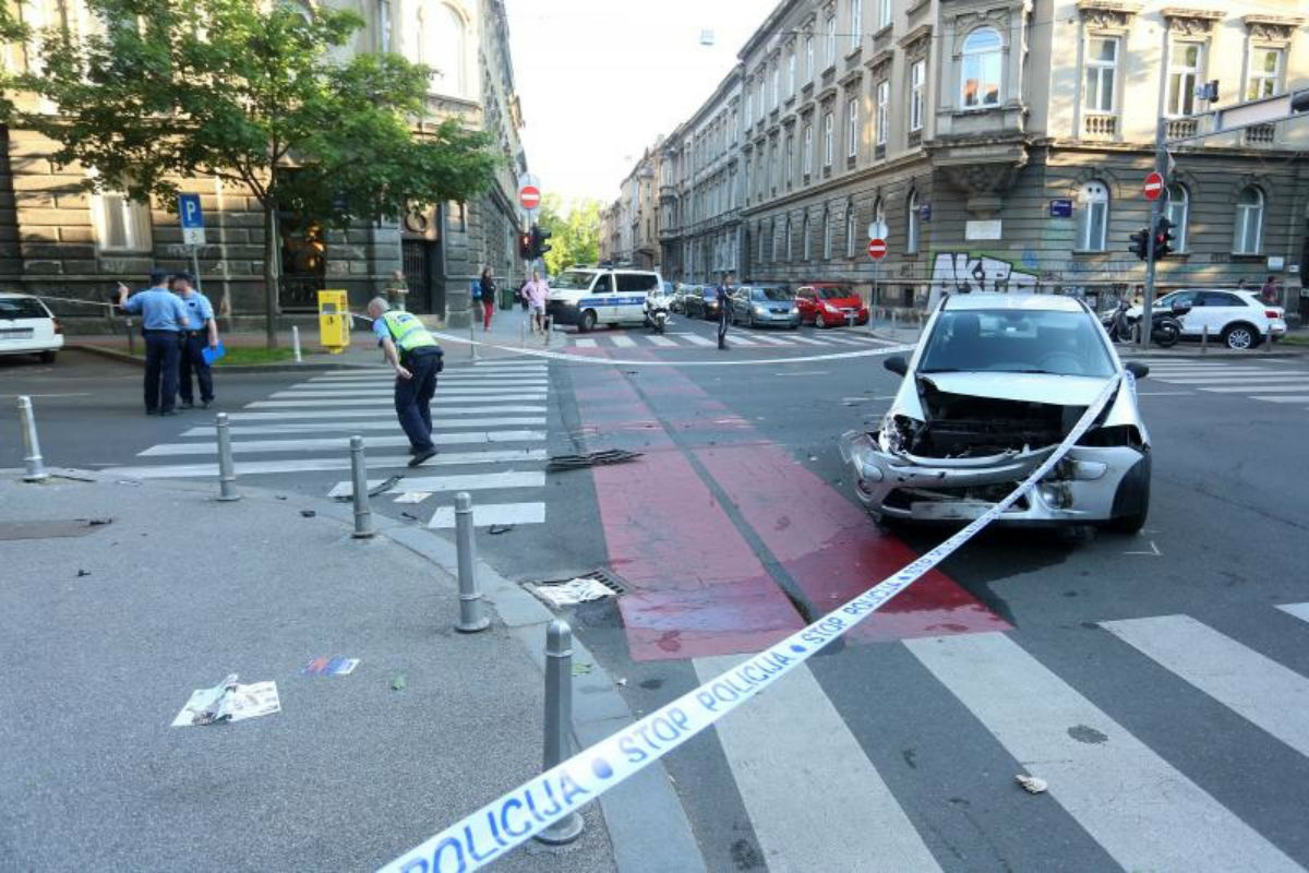 FOTO Teška nesreća u Zagrebu - u sudaru automobila jedno vozilo odbačeno na dvije pješakinje