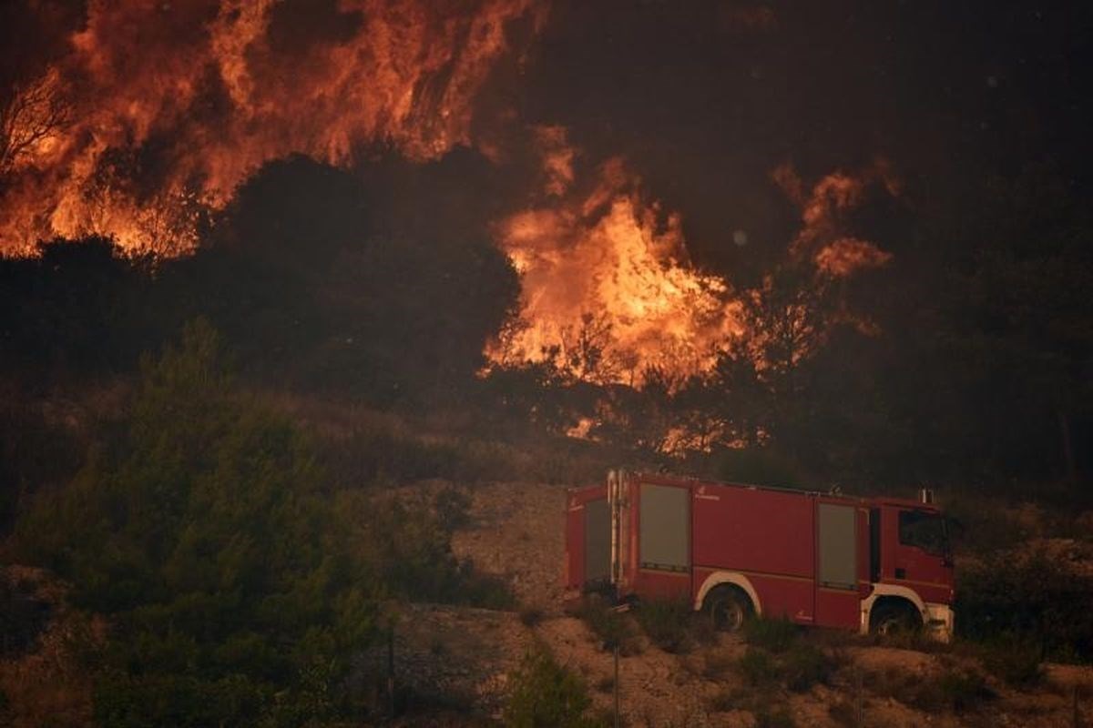 Gusti dim prekrio Šibenik, gori borova šuma kod Bilica
