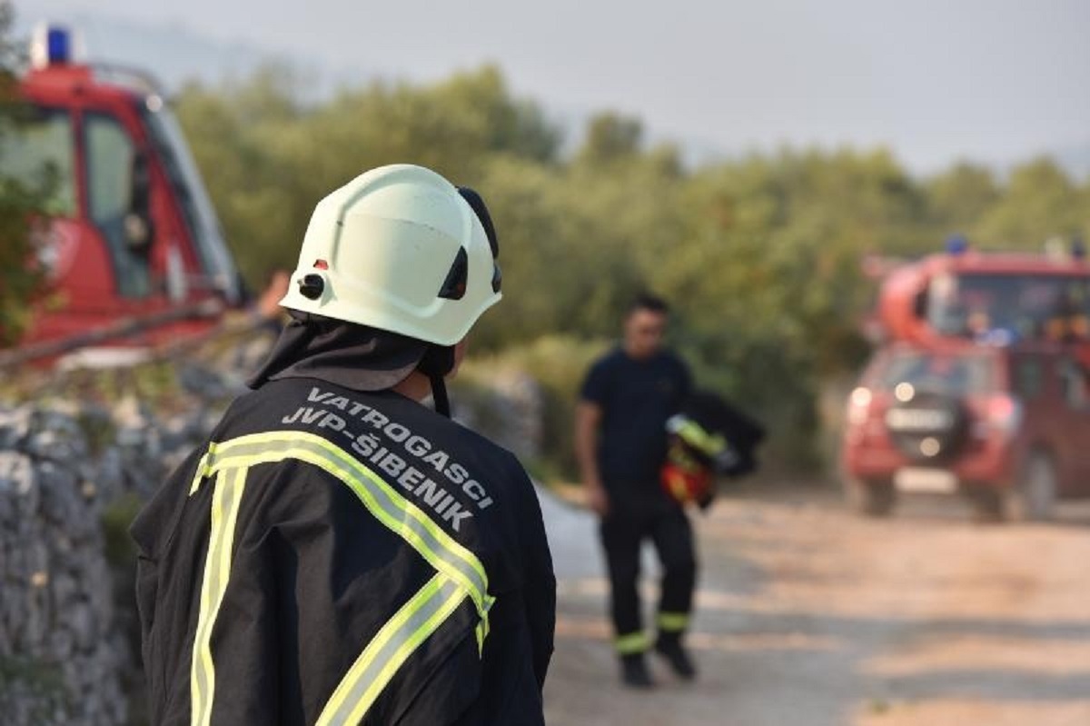 ODJEKUJU EKSPLOZIJE Na području Glibokog jarka izbio požar, ozlijeđen vatrogasac