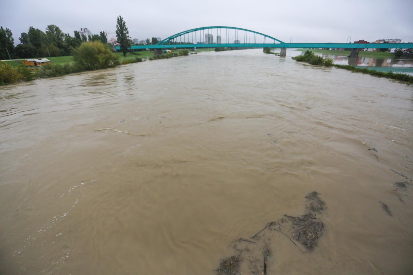 FOTO I Sava se kod Zagreba izlila iz korita, kiša će prestati padati tek u četvrtak