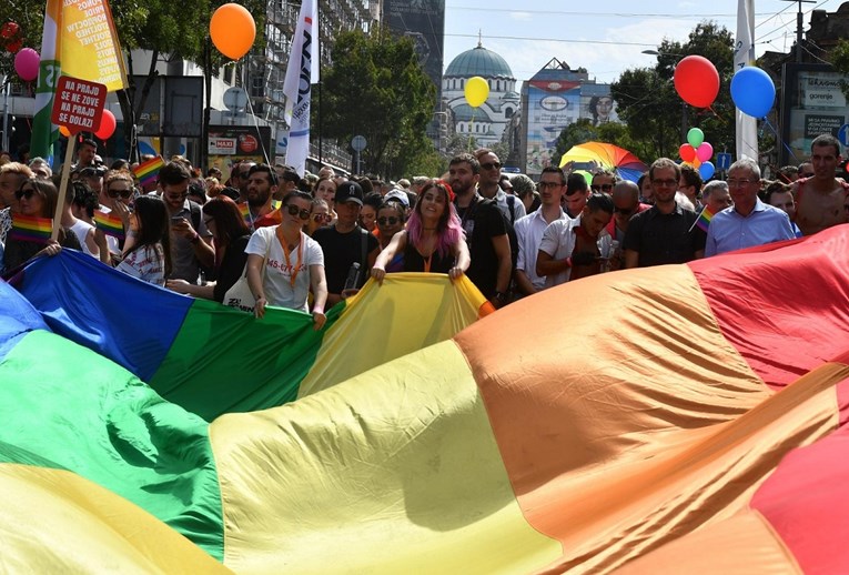 PRIDE U BEOGRADU Parada ponosa prvi put bez većih incidenata, popovi nakon povorke "kadili" grad