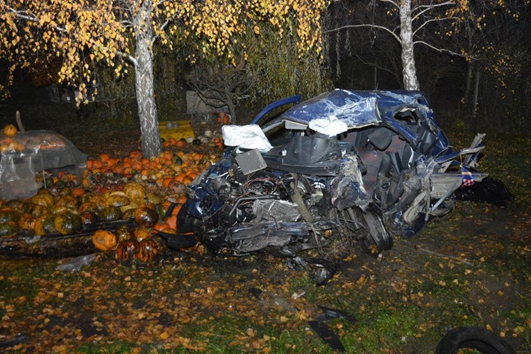 Auto smrskan nakon sudara s kamionom, poginuo 20-godišnjak
