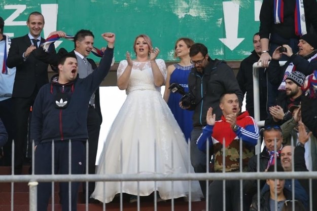 FOTO Splitski mladenci na dan vjenčanja došli na Poljud i bodrili Hajduk