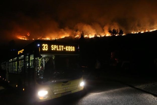 Satima već vatrogasci vode borbu s požarom na Klisu, vatra prijeti kućama