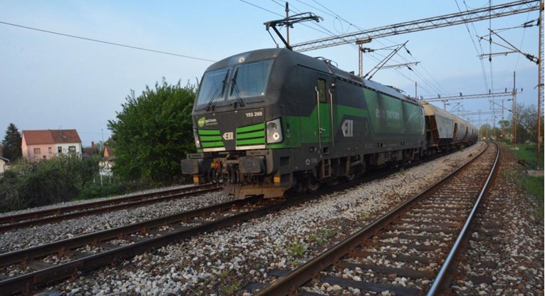 U naletu vlaka u Slavonskom Brodu poginula jedna osoba