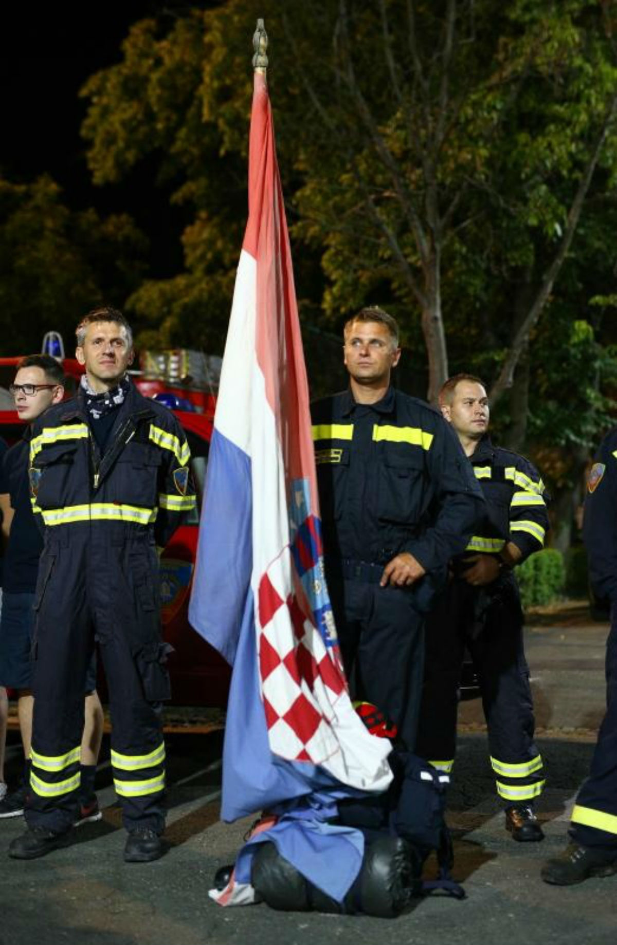 ZAGREB KREĆE U POMOĆ DALMACIJI Konvoj vatrogasaca usred noći krenuo prema jugu