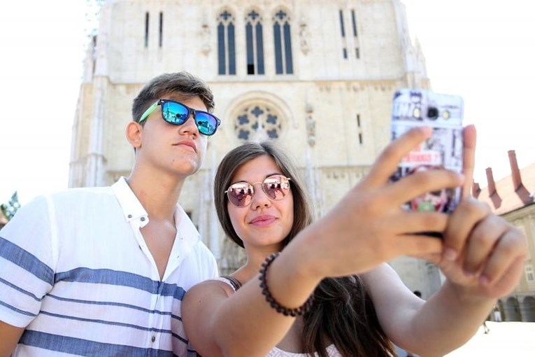 FOTO Kako prepoznati turiste u Zagrebu? Svi rade istu stvar u šetnji gradom