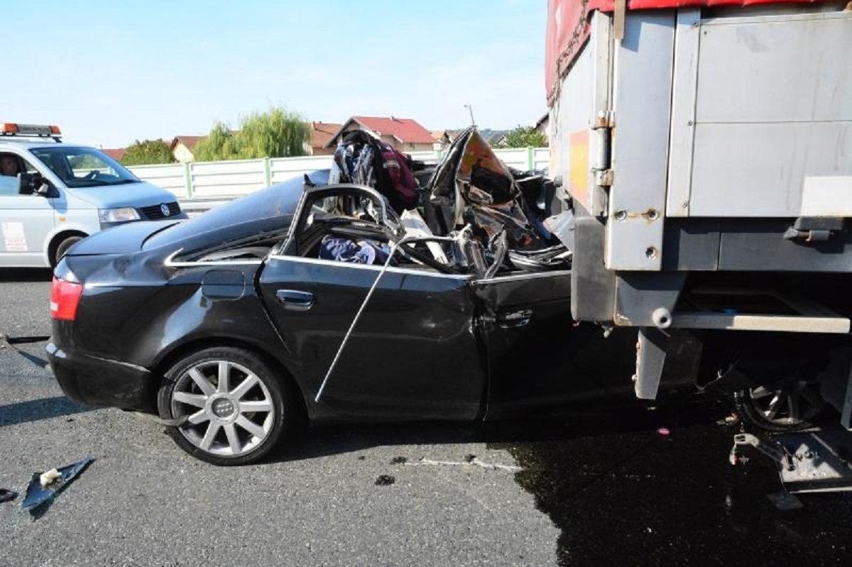 Audi se zabio u teretno vozilo kraj Slavonskog Broda, poginuo vozač automobila