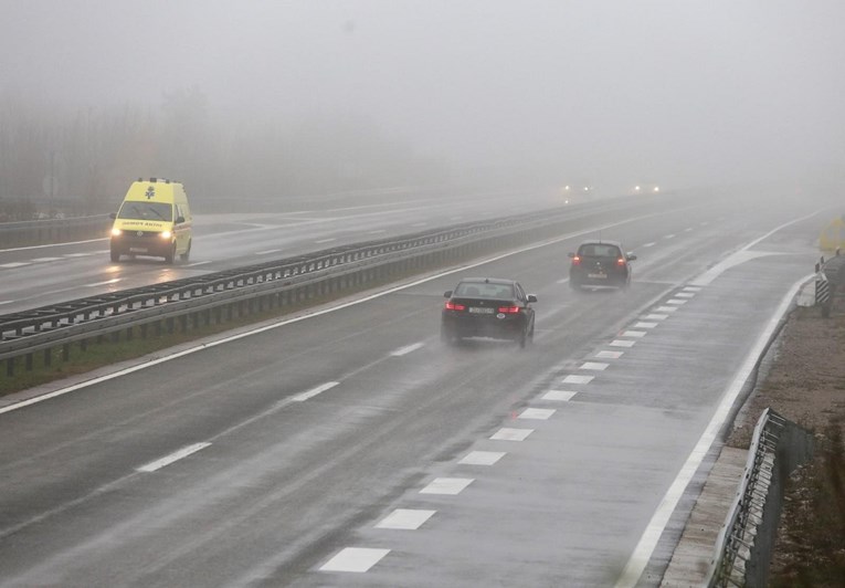 HAK: Kiša i magla usporavaju promet