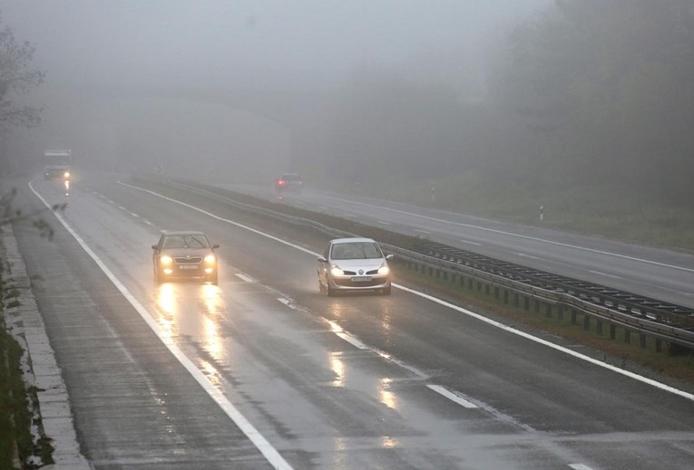 HAK: Kiša i mokri kolnici usporavaju promet u većem dijelu zemlje