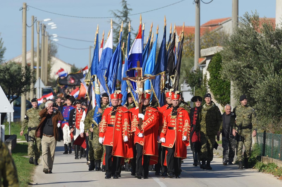 OBLJETNICA STRADANJA ŠKABRNJE U Koloni sjećanja više od 20.000 ljudi