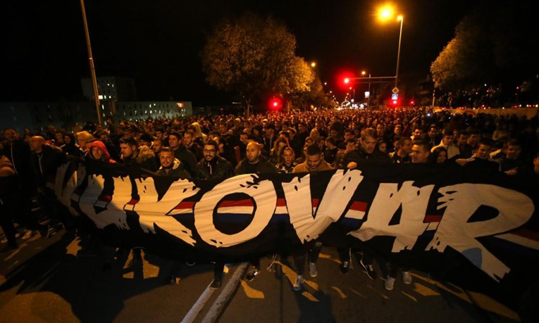 Torcida odala počast žrtvama Vukovara, u prvom planu bila HOS-ova zastava s natpisom "Za dom spremni"