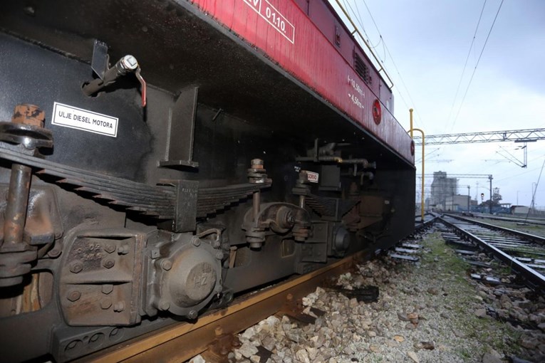 Lokomotiva iskliznula s tračnica na željezničkom kolodvoru u Rijeci