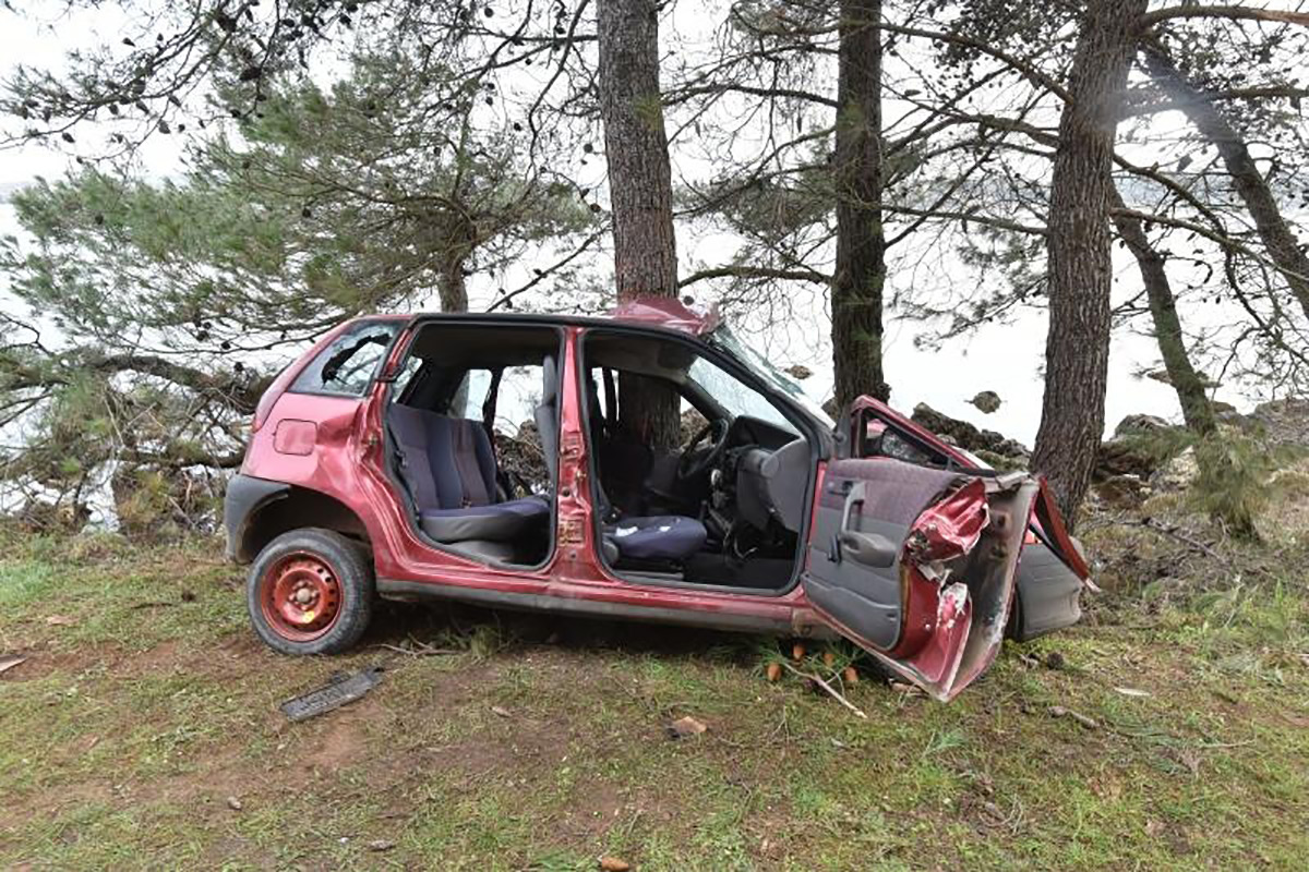 Jurio pa sletio s ceste i zabio se u stablo, poginula 23-godišnja suvozačica