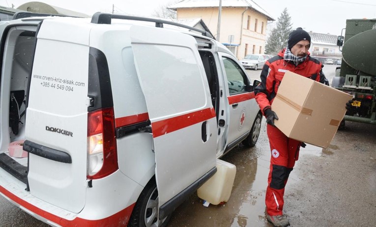 Odsječenim mještanima na poplavljenom području pomaže 115 volontera i djelatnika Crvenog križa