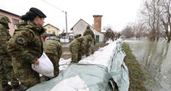 Kod Siska u obrani od poplava pomažu 253 vojnika