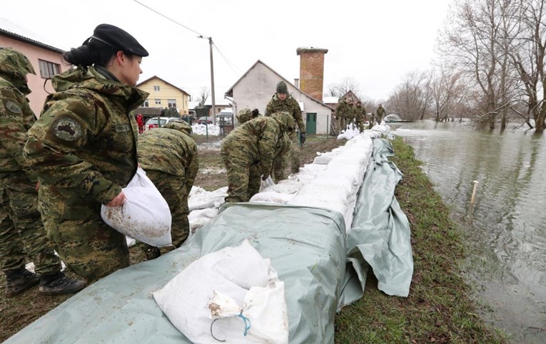 Kod Siska u obrani od poplava pomažu 253 vojnika