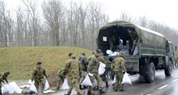Vojska pomaže na poplavljenom području kod Jasenovca, na terenu je 75 vojnika