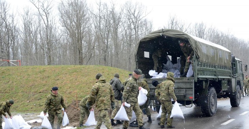 Vojska pomaže na poplavljenom području kod Jasenovca, na terenu je 75 vojnika