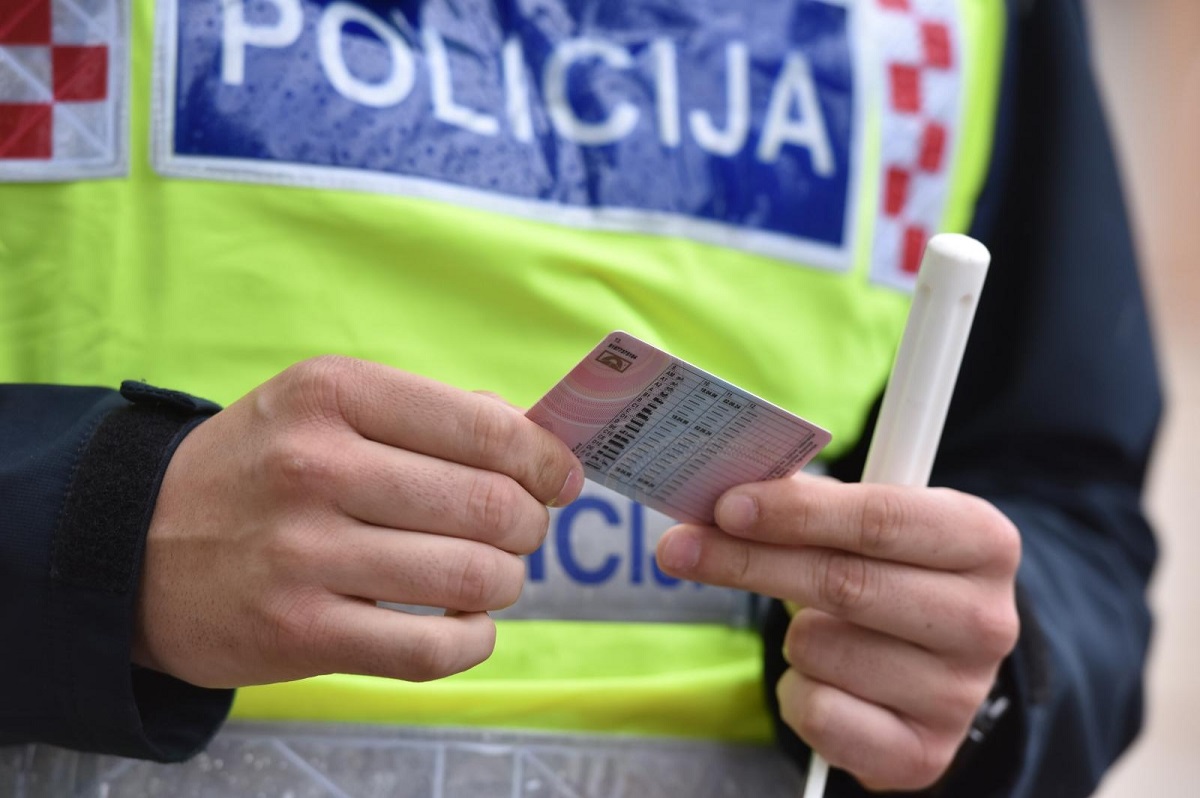 Žena u Popovači vozila auto pijana i bez vozačke