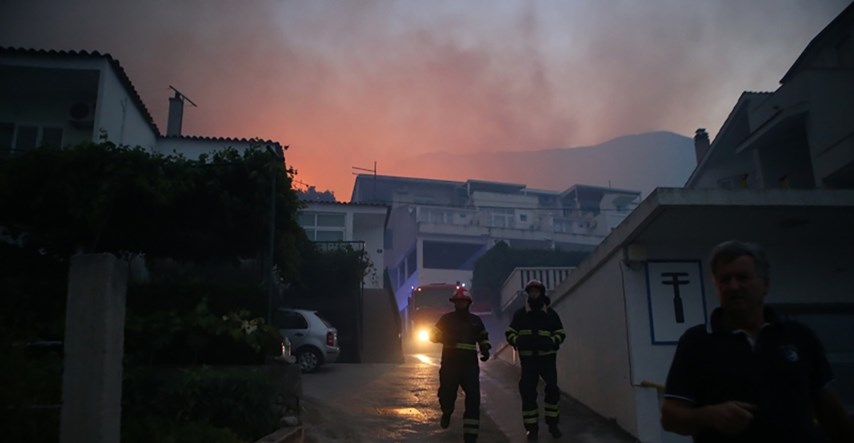 Turisti iz Tučepa vraćeni u hotele, ponudili pomoć u gašenju požara