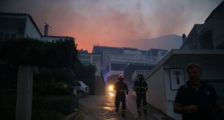 Turisti iz Tučepa vraćeni u hotele, ponudili pomoć u gašenju požara