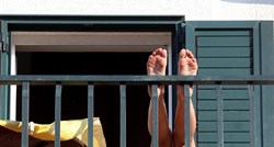 Osječanka se bez odjeće sunčala na balkonu, susjedu zasmetala golotinja: "Kazna je do 750 kuna"