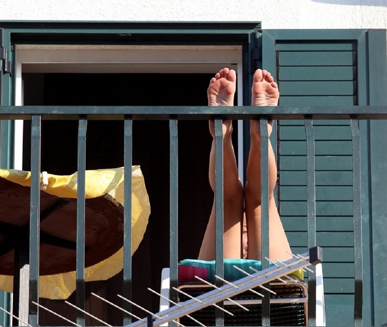 Osječanka se bez odjeće sunčala na balkonu, susjedu zasmetala golotinja: "Kazna je do 750 kuna"