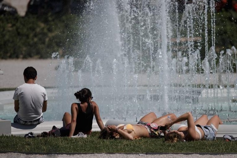 FOTO Skidanjem protiv vrućine: Ne, ovo nije snimljeneno na Zrću, nego u Zagrebu