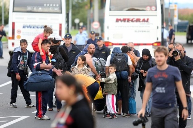 VIDEO Slovenci na Harmici propustili izbjeglice, došlo do naguravanja s interventnom