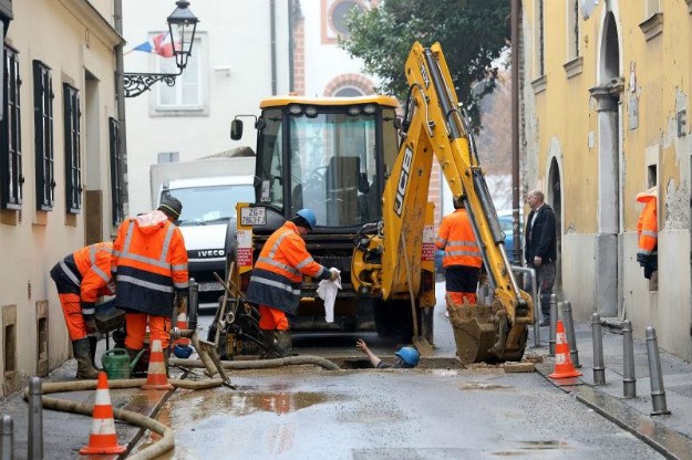 FOTO Zbog puknuća cijevi dio zagrebačkog Gornjeg grada ostao bez vode