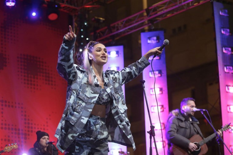 Lana Jurčević sinoć je na zagrebačkom trgu nastupala u kratkom topiću