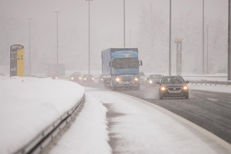 Snijeg i kiša ne prestaju padati! Oprezno vozite, u Zagrebu i okolici jutros ceste nisu čiste