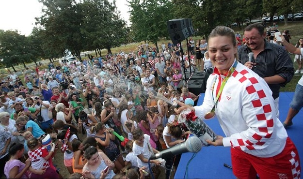 DUBRAVA DOČEKALA SVOJU OLIMPIJSKU POBJEDNICU Šampanjac i tamburaši na dočeku Sandre Perković