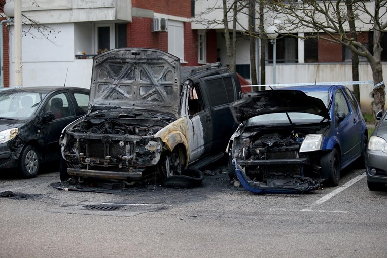 FOTO U Zagrebu dva automobila izgorjela, treći zahvaćen vatrom