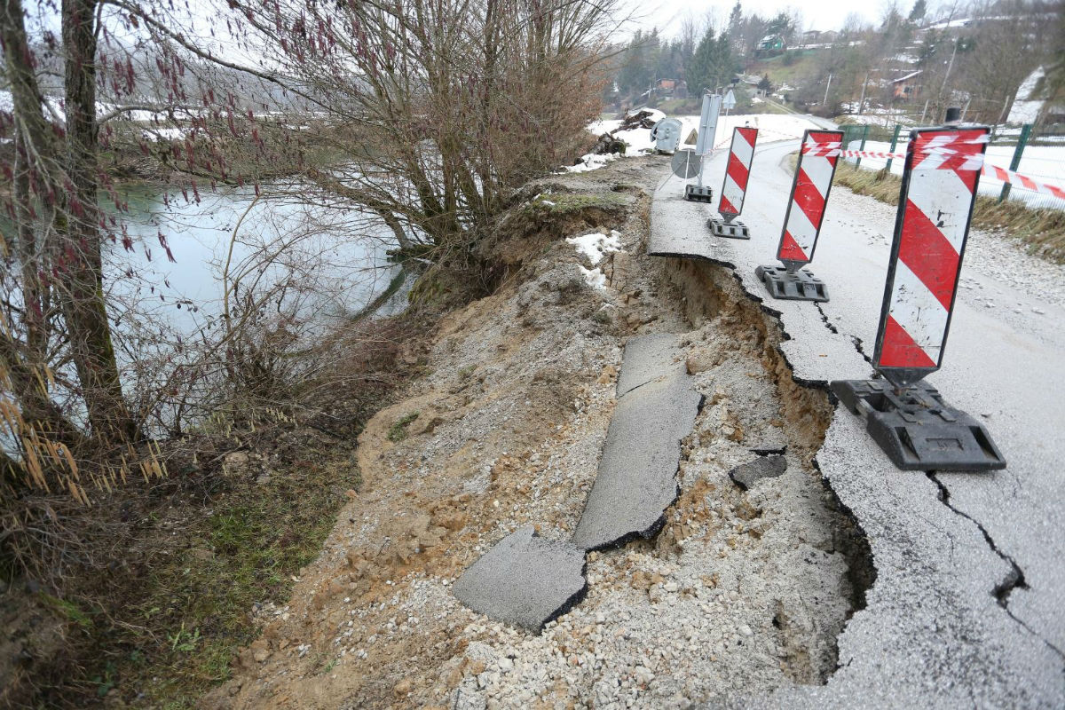 VOZAČI, OPREZ Kod Karlovca se urušio dio ceste zbog kiše