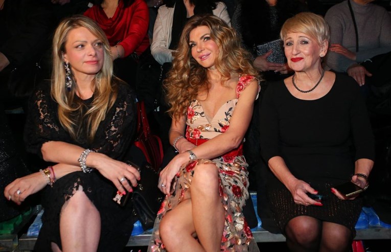 Danijela Gračan privlačila poglede u dekoltiranoj haljini na modnoj reviji u Zagrebu