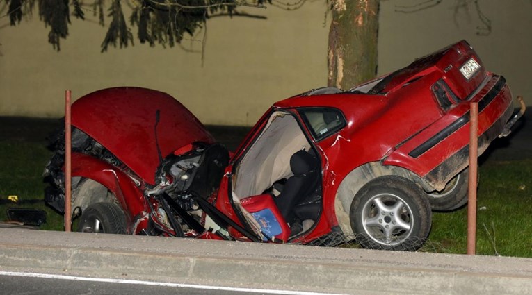 Prometna nesreća kod Varaždina, u prepolovljenom autu teško ozlijeđen vozač