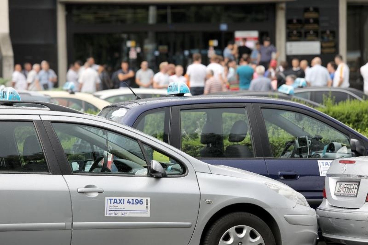 ŠTO RADI POLICIJA Taksisti teroriziraju grad ilegalnim prosvjedom i prijete: "Ostajemo do daljnjega"