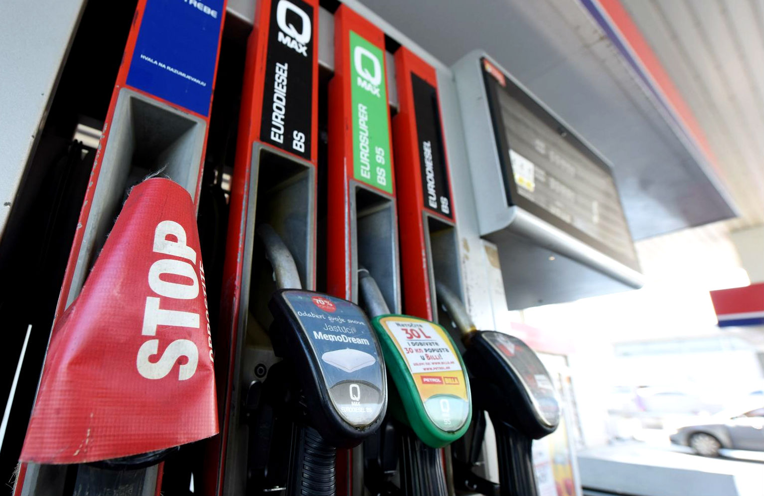 VELIKO POSKUPLJENJE GORIVA Dizel skoro na 10 kuna, benzin ide prema 11