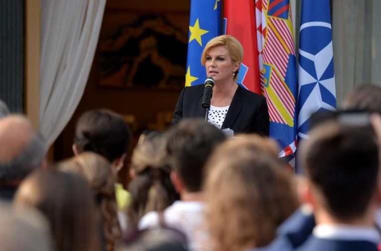 VIDEO Kolinda zapjevala hrvatsku himnu, nije znala da je mikrofon upaljen