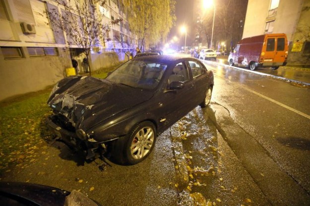 Trnsko: Vozač Jaguara izgubio kontrolu nad automobilom pa razbio 7 parkiranih vozila