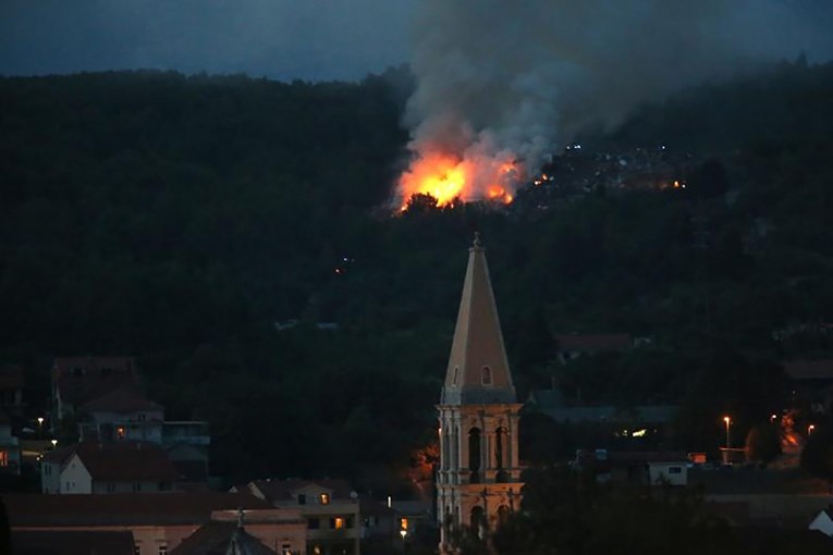 VIDEO Gori smetlište u Starom Gradu, crni dim nad gradom, čuju se eksplozije